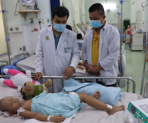 Hơn 10 bác sĩ mướt mồ hôi nhồi tim suốt 2 giờ cứu bé gái