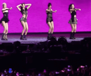 BLACKPINK đã đăng clip concert tại Hà Nội: Từ xe buýt đến nón lá đều xuất hiện, fan Việt càng xem càng xúc động!