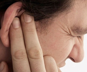 Chỉ đau tai, người đàn ông bất ngờ khi biết bị ung thư thanh quản