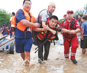 Trung Quốc 'chật vật' cứu hộ người dân mắc kẹt trong lũ lụt