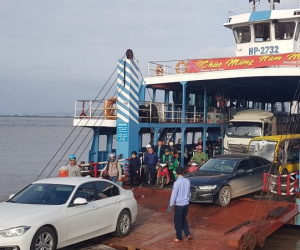 Nhân viên móc ngoặc 'cò' để nhận tiền, dẫn xe lên phà rời đảo Cát Bà không phải xếp hàng