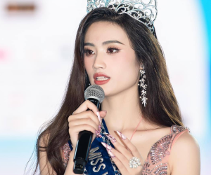 Netizen không đồng tình trước hình ảnh buổi offline hội antifan Hoa hậu Ý Nhi, có cả băng rôn đòi tước vương miện