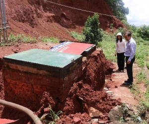 Bồn chứa xăng dầu bất ngờ trồi lên khỏi mặt đất hơn 1m