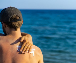 Cách tẩy kem chống nắng trên da và quần áo, lời khuyên của chuyên gia