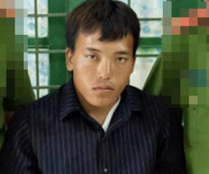 Tên cướp lao ra từ trong rừng, khống chế và đe dọa người dân