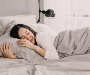 Trời nóng 40 độ vẫn đắp chăn ngang bụng khi đi ngủ, vì sao vậy?