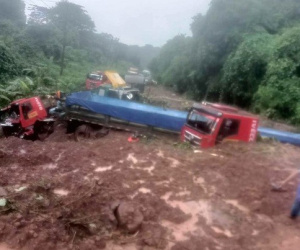 Một tài xế xe đầu kéo Việt Nam tử vong trong vụ sạt lở đất tại Lào
