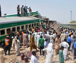 Tàu hỏa trật bánh ở Pakistan, ít nhất 69 người thương vong