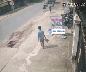 Đi xe tải trộm xe máy, kẻ gian bị người dân rượt đuổi gay cấn như phim hành động