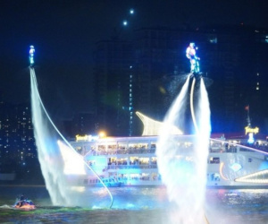 Choáng ngợp màn biểu diễn flyboard kết hợp ánh sáng nghệ thuật trên sông Sài Gòn