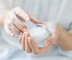 Dùng kem dưỡng thế nào để không bị mụn ẩn?