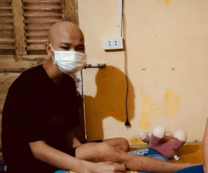 Rơi nước mắt người bố ung thư muốn duy trì sự sống đến ngày tốt nghiệp con trai