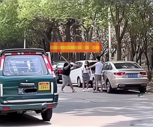 Gặp vợ đi cùng người đàn ông khác, chồng cầm gậy chất vấn: 'Ngủ với nhau mấy lần rồi?'
