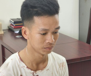 Bị nhắn tin đòi chia tay, nam đầu bếp dùng dao chém bạn gái như chặt thịt ngay giữa chợ