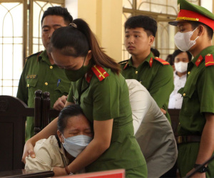 'Nữ quái' òa khóc nức nở khi nhận án chung thân do chiếm đoạt hơn 405 tỷ đồng