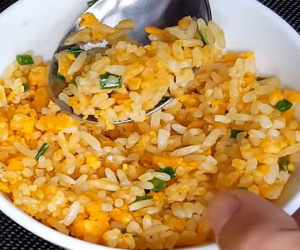 Vợ chết, chồng nguy kịch sau khi ăn cơm rang trứng để qua đêm