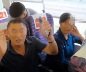 Yêu cầu trả lại chỗ ngồi của mình, cô gái bị hai người già mắng té tát, ngang ngược đến mức ai nghe cũng tức