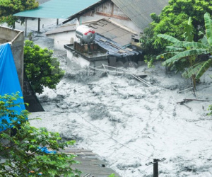 Hàng trăm ngôi nhà ngập nước, người dân chạy thoát thân do vỡ ống cống hồ thải quặng