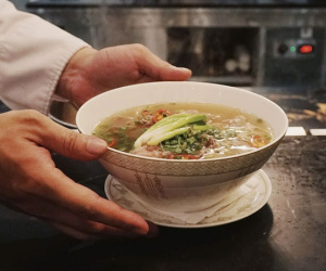 Cầm nửa triệu đi ăn bánh mì và món phở 'húp đến giọt cuối cùng' tại khách sạn Capella
