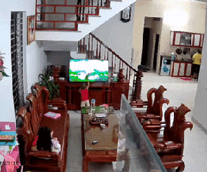 Mẹ đột nhiên ngã khuỵu ngất xỉu, con trai nhỏ có hành động 'nhói lòng'