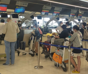 Sân bay sắp bỏ quầy check-in từng hãng, khách thấy quầy nào vắng thì vào