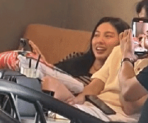 Thuỳ Tiên, Quang Linh Vlogs lọt ống kính 'team qua đường' khi đang thoải mái trò chuyện trong quán cafe