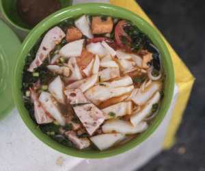 Hàng bánh đúc riêu giữa lòng Thủ đô chỉ mở bán 5 ngày trong tháng