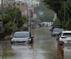Bão mạnh đổ bộ Hàn Quốc, nhiều thành phố chìm trong biển nước