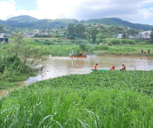 Hậu quả không lường trước khi bé trai 7 tuổi bơi qua sông về nhà