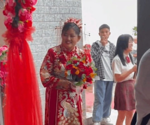 Cô dâu cầm hoa đến đón chú rể, nhà trai ôm con khóc nức nở không nỡ gả đi
