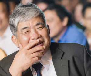 'Đại gia điếu cày' Lê Thanh Thản được dìu đến phiên toà, 143 bị hại đến tham dự