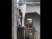 Clip: Hành động kỳ lạ của người phụ nữ với thợ xây và câu chuyện ẩn tình phía sau