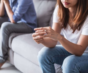 Chồng đạp vợ ra khỏi xe ô tô rồi đi về trước, biết lý do nhiều người lại tỏ ra đồng cảm với anh