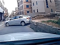 Pha lùi xe gây thót tim và phản ứng nhanh nhạy của người phụ nữ khi thấy có 'biến'