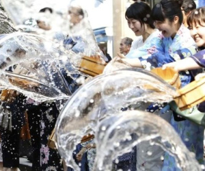 Biện pháp tránh nóng độc lạ của người Nhật: Ăn cay, té nước và mặc đồ rộng thùng thình