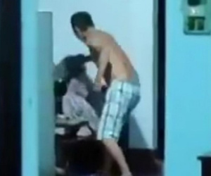 Bà cụ 81 tuổi không chịu ăn cháo, bị con trai hành hung gây bức xúc