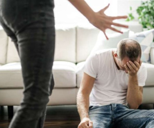 Bị buộc tội bạo lực gia đình vì ép chồng làm 'chuyện ấy' khi đang ngủ