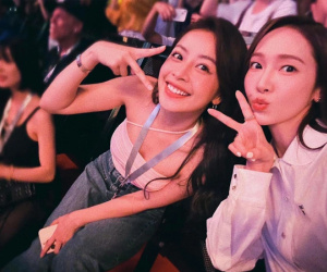 Chi Pu đọ sắc cùng Jessica, ngồi cạnh nhau xem hoà nhạc của Amber Liu