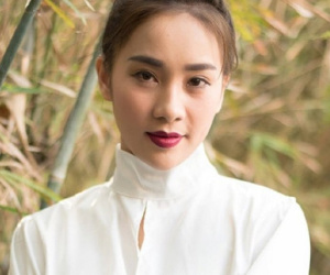Nữ ca sĩ xinh đẹp phát hiện camera giấu kín trong phòng tắm khách sạn