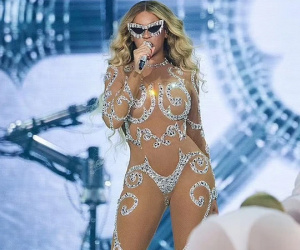 'Ong chúa' Beyoncé mặc như không trên sân khấu