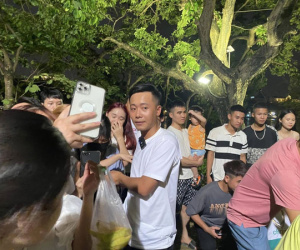 Xuất hiện trên phố đi bộ, Quang Linh Vlog được fans săn đón