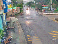 Xe tải 'vò nát' xe con khi cả hai không giảm tốc độ ở ngã tư