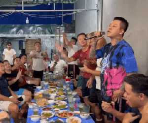 Tuấn Hưng hát tại quán nhậu, ghi điểm với hành động dành cho người bán hàng rong