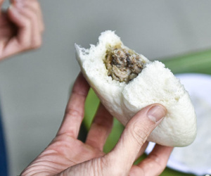 Bánh bao vỏ xù xì, cái vuông cái méo, 33 năm đắt khách ở Hà Nội