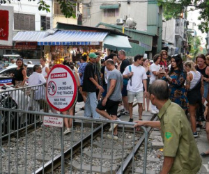 Chủ quán dẫn khách lách hẻm, vượt chốt vào 'phố cà phê đường tàu' Hà Nội