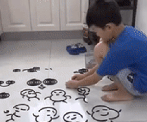Phá tan tành hộp nhang muỗi mẹ mới mua, bé trai lại được CĐM khen ngợi hết lời