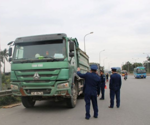 Rút quyền dừng xe của thanh tra giao thông, hết cảnh đi 5km bị ‘vẫy’ tới 2 lần