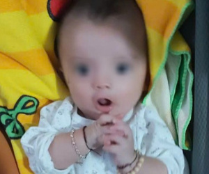 Bé trai kháu khỉnh bị bỏ rơi giữa trưa nắng kèm 2 bình sữa pha sẵn