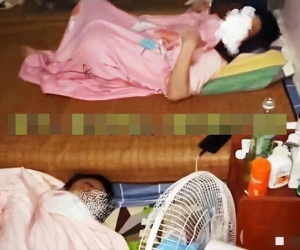 Từ quê lên, vợ gọi cửa suốt 30 phút nhưng chồng không mở, sững sờ trước cảnh tượng bên trong