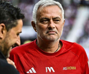 Vì sao Mourinho yêu cầu học trò rời sân, bắt Roma đá 10 người